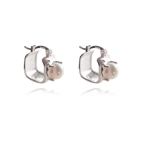 Culturesse Merritt Artsy Pearl Frame Earrings