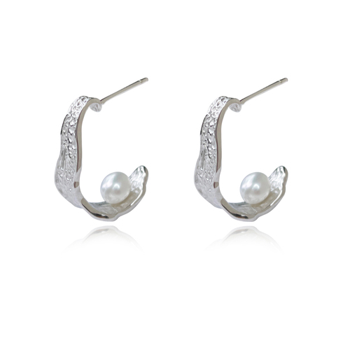 Culturesse Delmare Artsy Sculpture Curve Pearl Earrings 