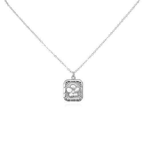 Culturesse Coretta Embossed Flower Pendant Necklace (Silver)